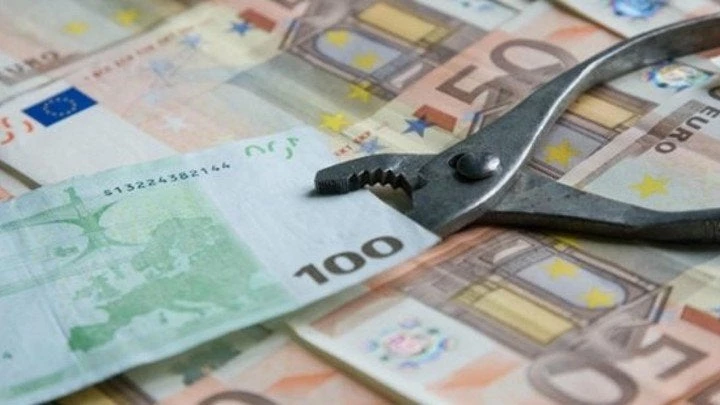 Η επιστροφή του «μεγάλου αδερφού»: Στο στόχαστρο της ΑΑΔΕ λογαριασμοί άνω των 150.000 ευρώ